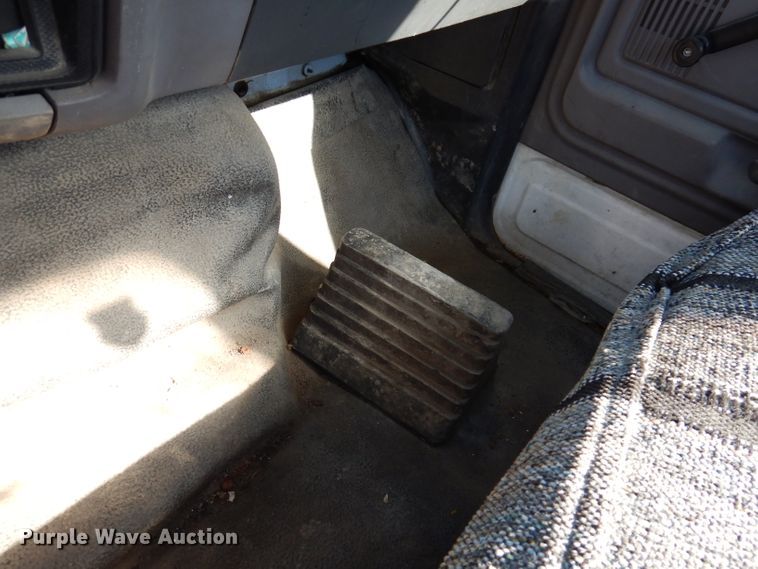 image for item KY9709 1995 Ford F800  truck cab and chassis