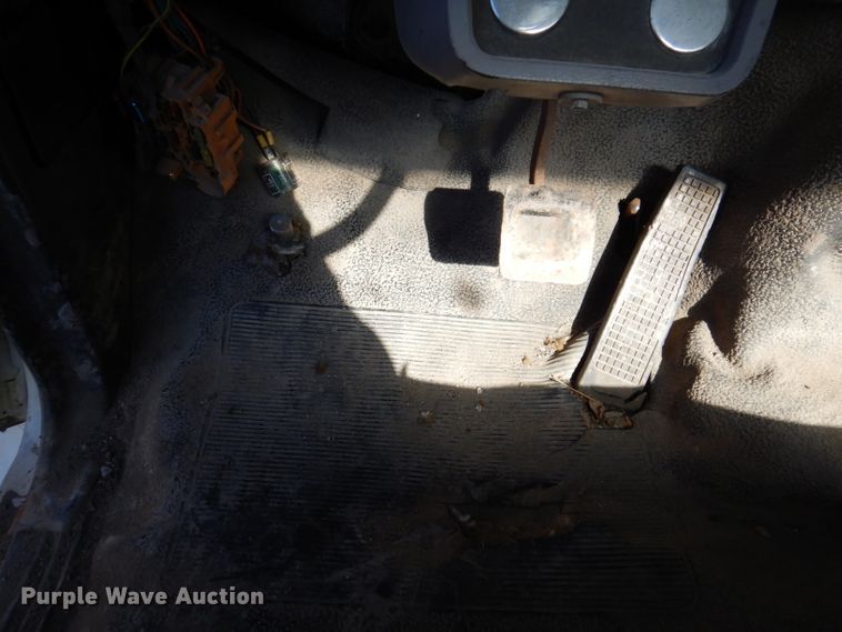 image for item KY9709 1995 Ford F800  truck cab and chassis