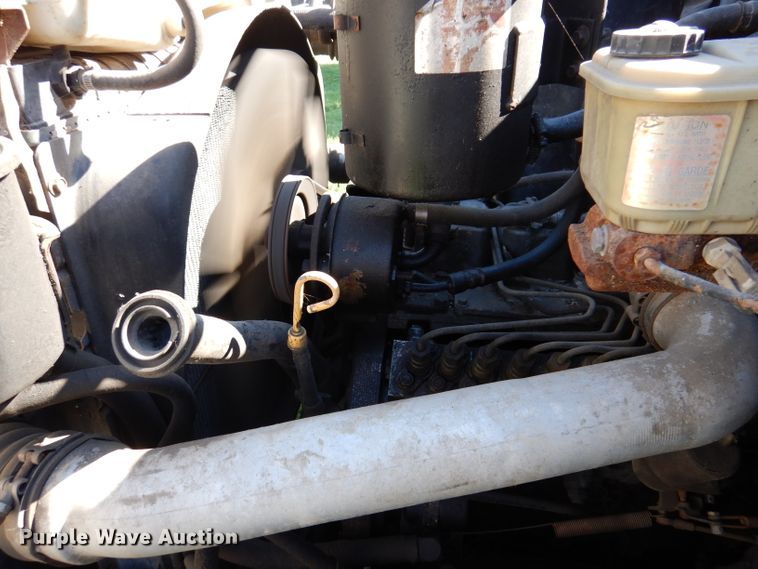 image for item KY9709 1995 Ford F800  truck cab and chassis