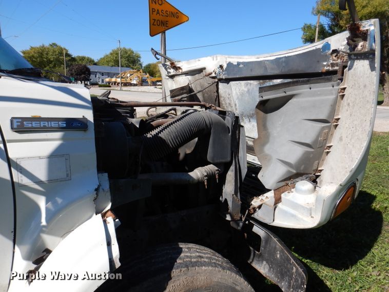 image for item KY9709 1995 Ford F800  truck cab and chassis