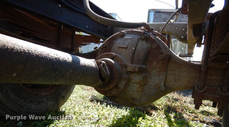 image for item KY9709 1995 Ford F800  truck cab and chassis