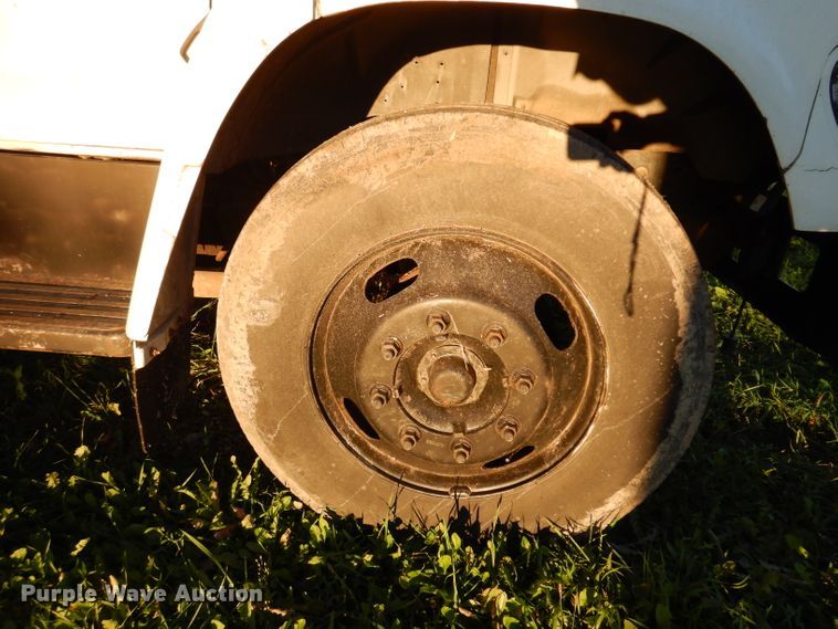 image for item KY9709 1995 Ford F800  truck cab and chassis