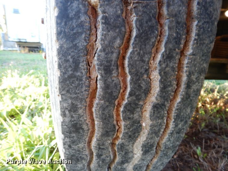 image for item KY9709 1995 Ford F800  truck cab and chassis