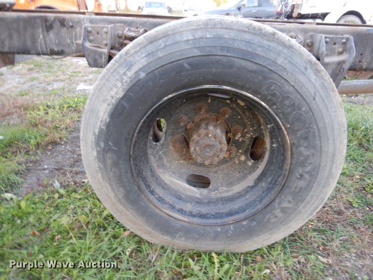 image for item KY9709 1995 Ford F800  truck cab and chassis