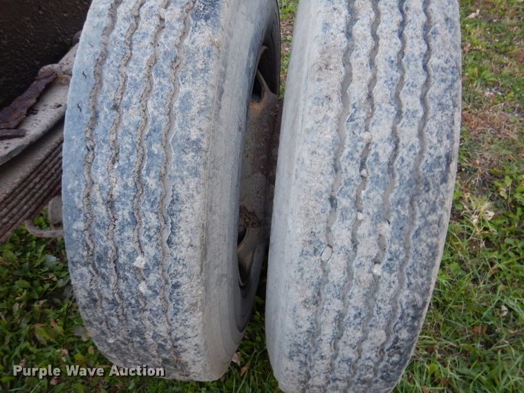 image for item KY9709 1995 Ford F800  truck cab and chassis