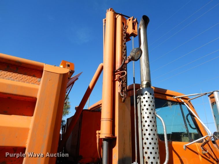 image for item KY9711 1995 International 4900  dump truck