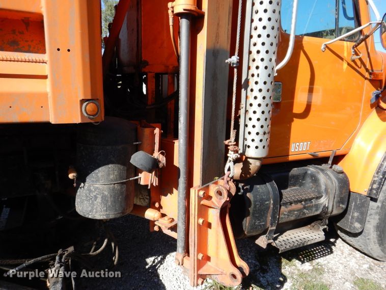 image for item KY9711 1995 International 4900  dump truck