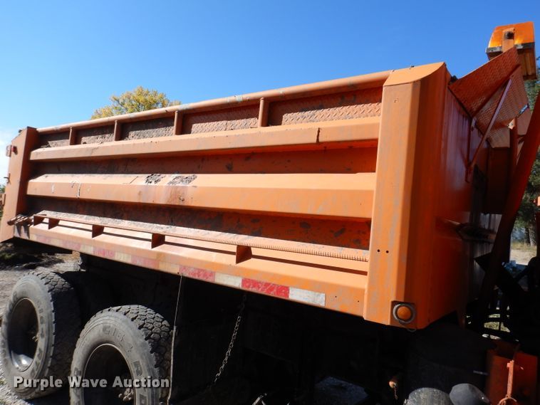 image for item KY9711 1995 International 4900  dump truck