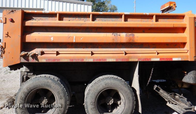 image for item KY9711 1995 International 4900  dump truck
