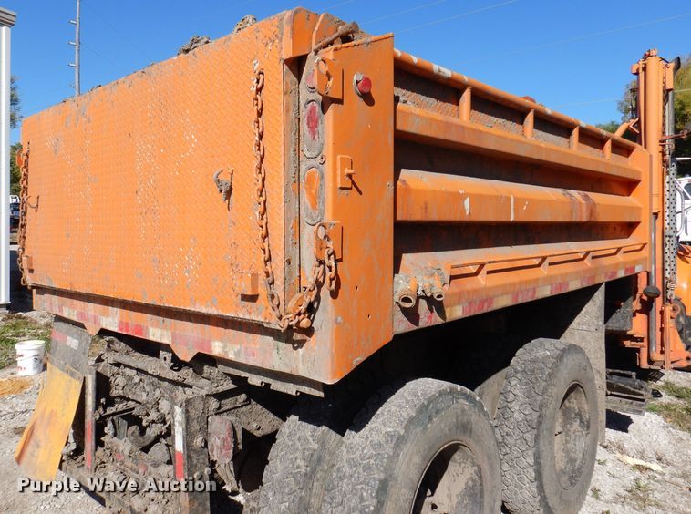 image for item KY9711 1995 International 4900  dump truck