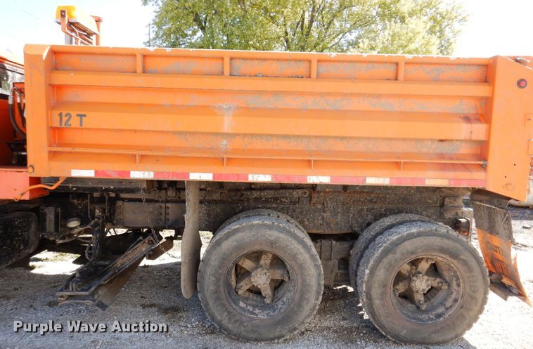 image for item KY9711 1995 International 4900  dump truck