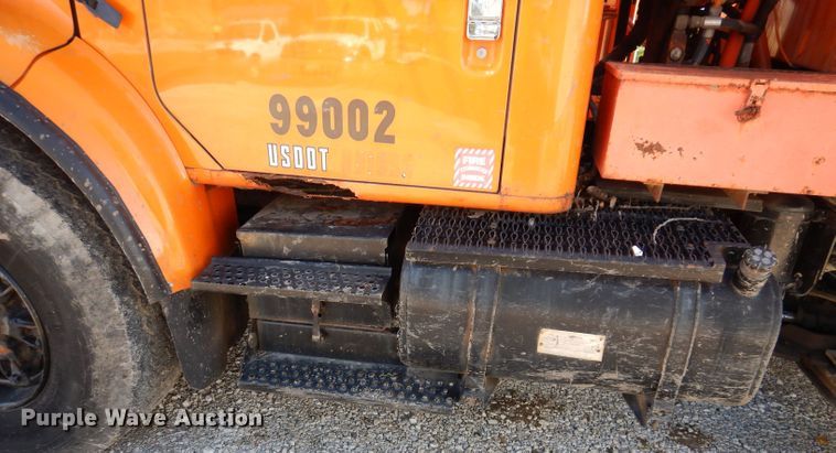 image for item KY9711 1995 International 4900  dump truck