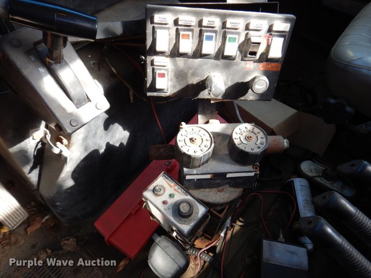 image for item KY9711 1995 International 4900  dump truck