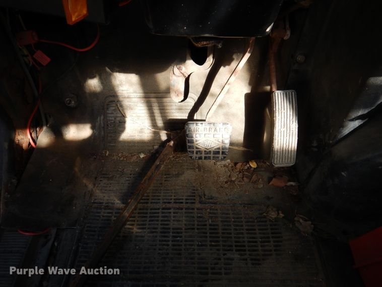 image for item KY9711 1995 International 4900  dump truck