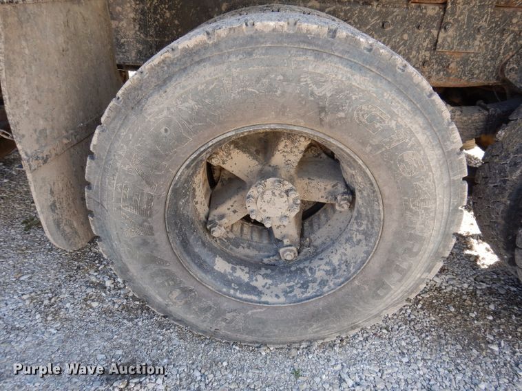 image for item KY9711 1995 International 4900  dump truck