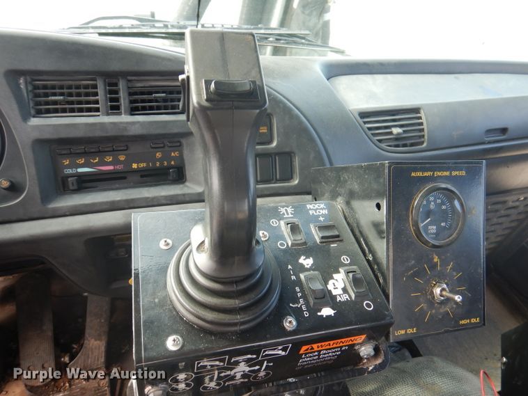 image for item DA5447 1998 GMC T6500  pothole patcher truck