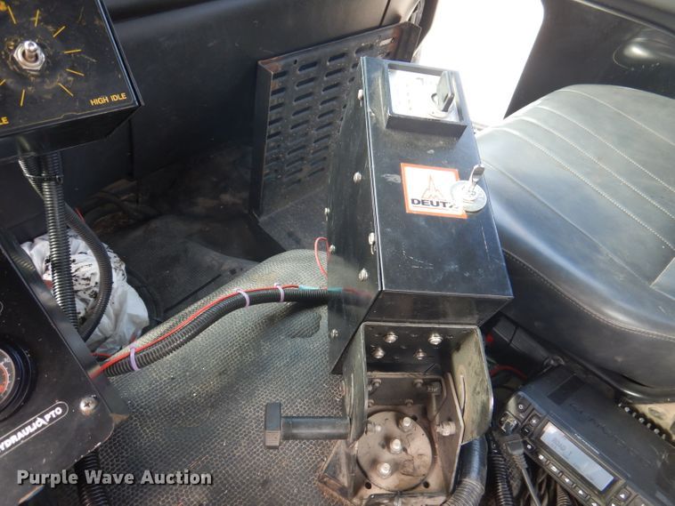 image for item DA5447 1998 GMC T6500  pothole patcher truck