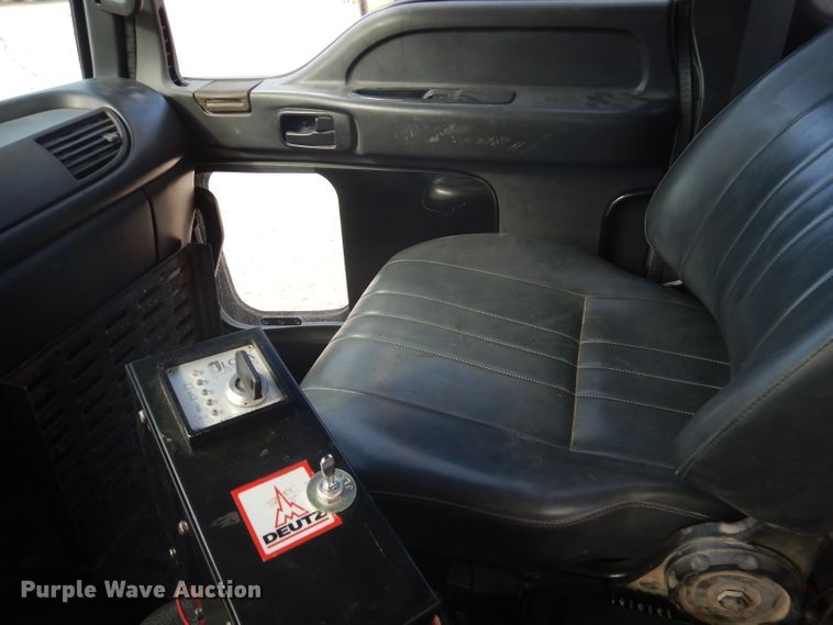 image for item DA5447 1998 GMC T6500  pothole patcher truck