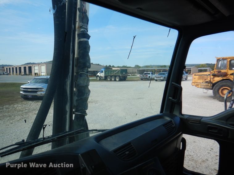 image for item DA5447 1998 GMC T6500  pothole patcher truck