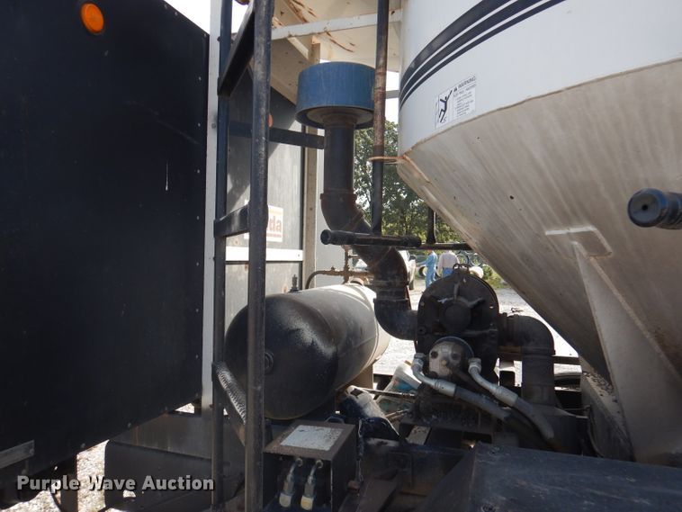 image for item DA5447 1998 GMC T6500  pothole patcher truck