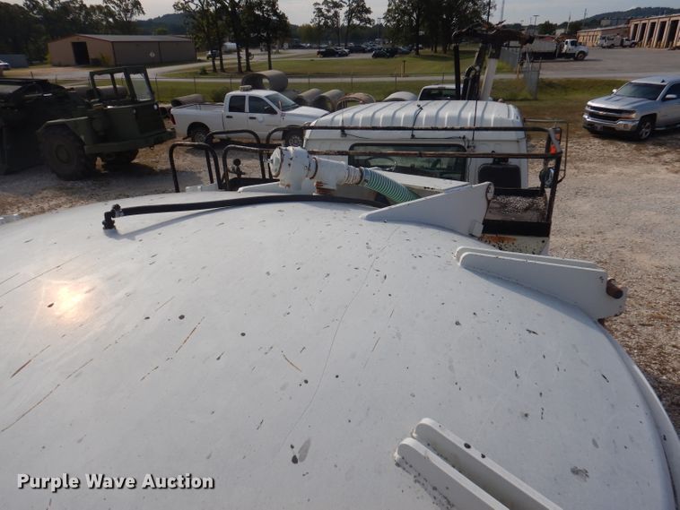 image for item DA5447 1998 GMC T6500  pothole patcher truck