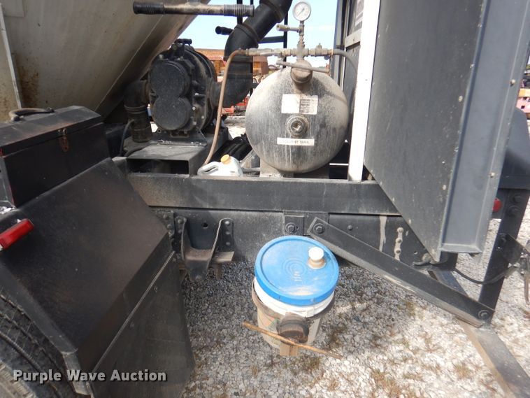 image for item DA5447 1998 GMC T6500  pothole patcher truck