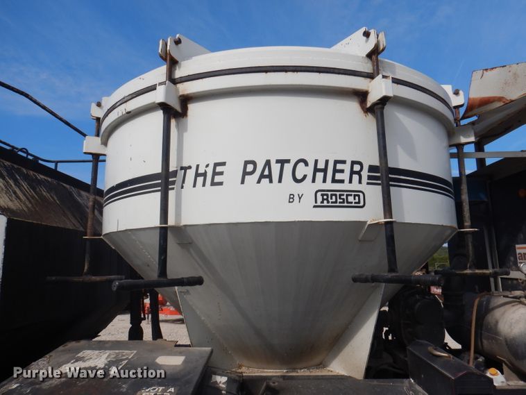 image for item DA5447 1998 GMC T6500  pothole patcher truck