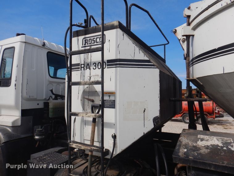 image for item DA5447 1998 GMC T6500  pothole patcher truck