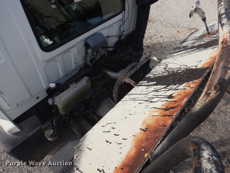 image for item DA5447 1998 GMC T6500  pothole patcher truck