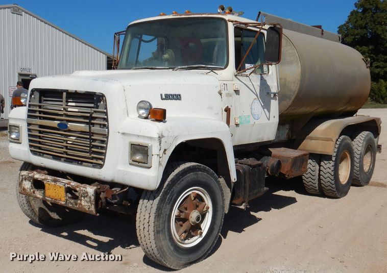 image for item DA5469 1973 Ford L9000  water truck