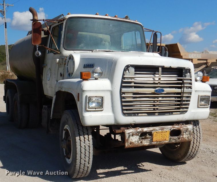image for item DA5469 1973 Ford L9000  water truck