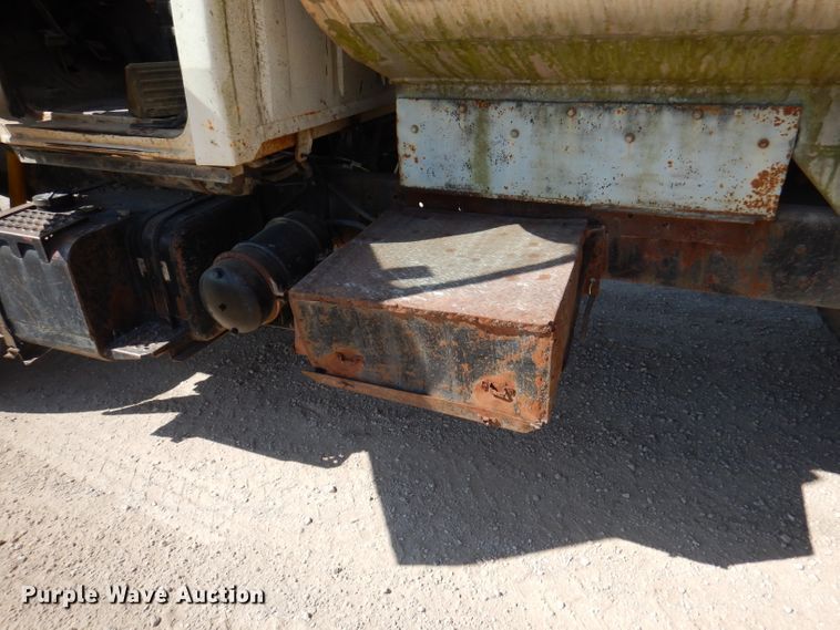 image for item DA5469 1973 Ford L9000  water truck