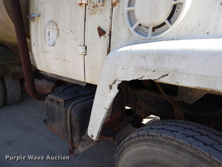 image for item DA5469 1973 Ford L9000  water truck