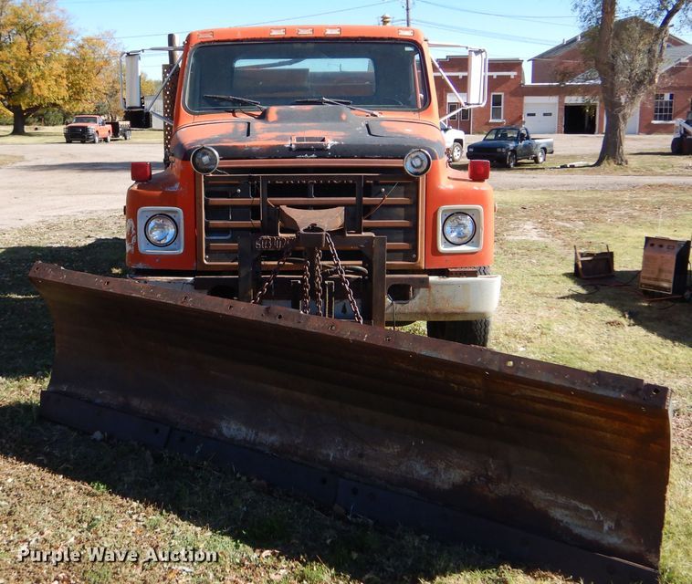 image for item DJ7541 1984 International 1754  dump truck
