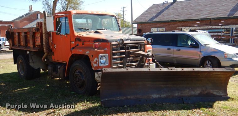image for item DJ7541 1984 International 1754  dump truck