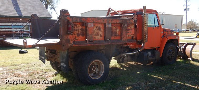 image for item DJ7541 1984 International 1754  dump truck
