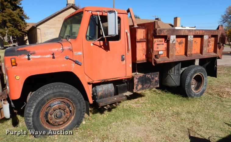 image for item DJ7541 1984 International 1754  dump truck
