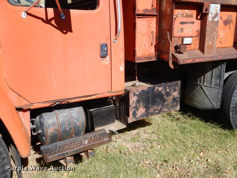 image for item DJ7541 1984 International 1754  dump truck