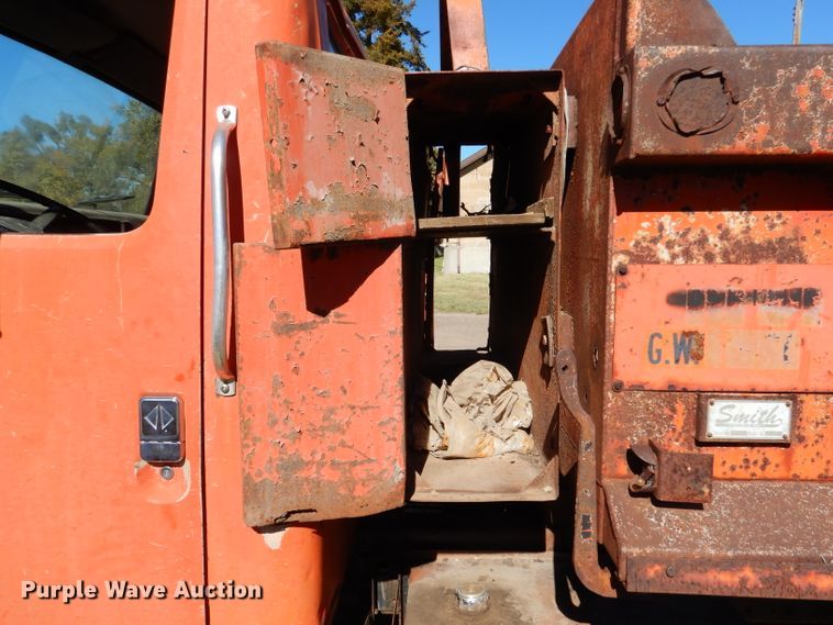 image for item DJ7541 1984 International 1754  dump truck