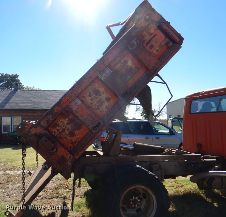 image for item DJ7541 1984 International 1754  dump truck