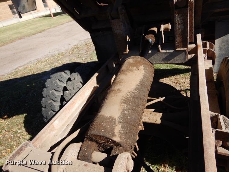 image for item DJ7541 1984 International 1754  dump truck