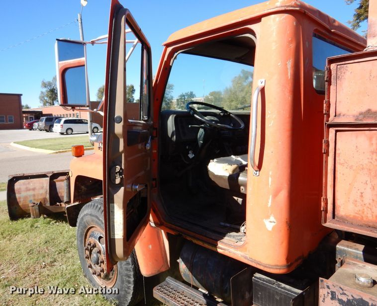 image for item DJ7541 1984 International 1754  dump truck