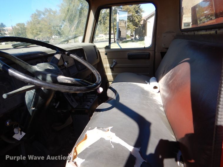 image for item DJ7541 1984 International 1754  dump truck