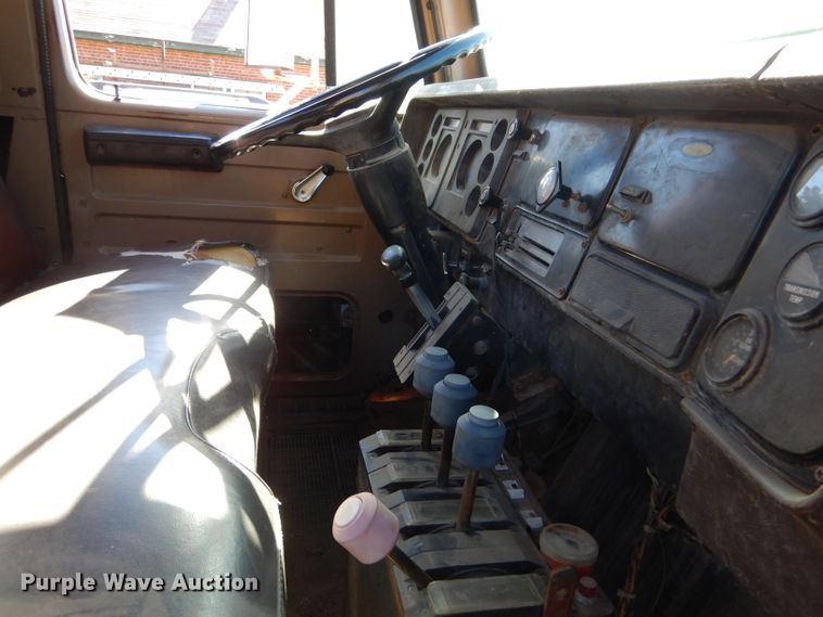 image for item DJ7541 1984 International 1754  dump truck