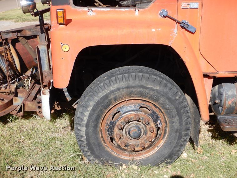 image for item DJ7541 1984 International 1754  dump truck