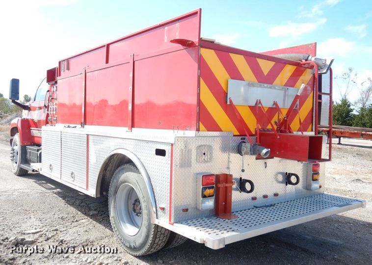 image for item DK3105 2004 GMC C8500  pumper fire truck
