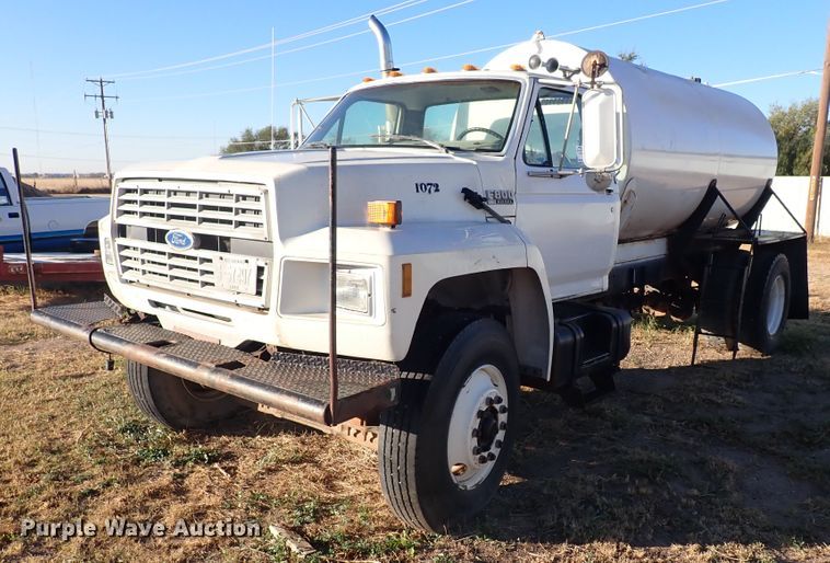 image for item DL6139 1994 Ford F800  water truck