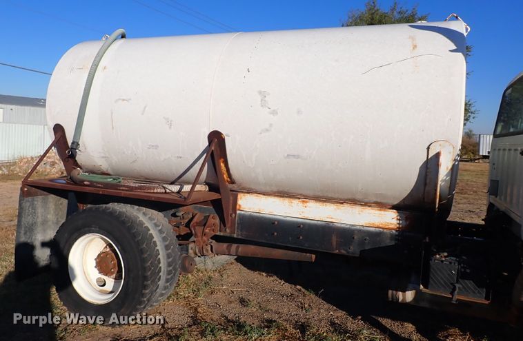 image for item DL6139 1994 Ford F800  water truck