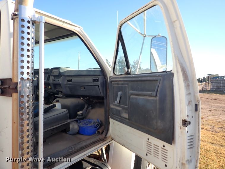 image for item DL6139 1994 Ford F800  water truck