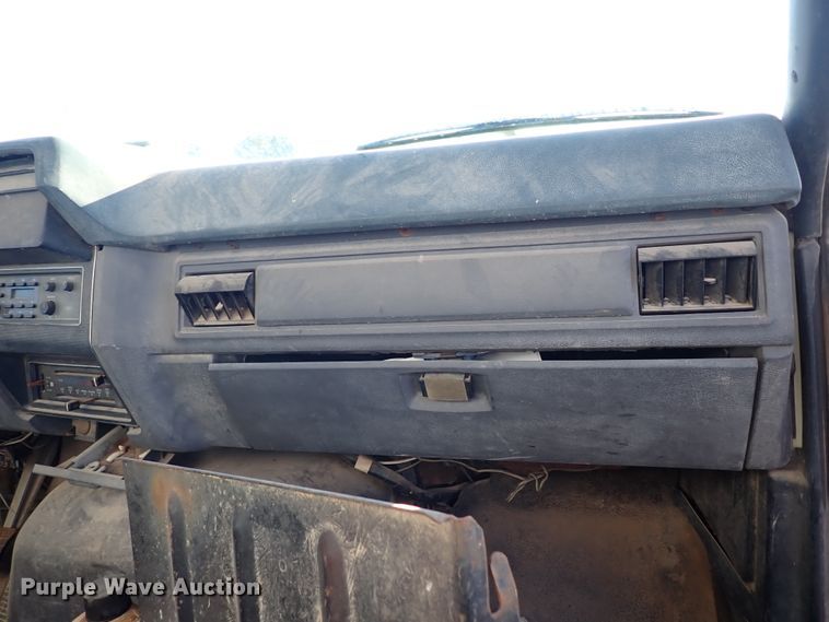 image for item DL6139 1994 Ford F800  water truck